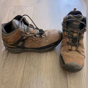 Keen Targhee waterproof hiking boots- US3/EU35-  Youth.
